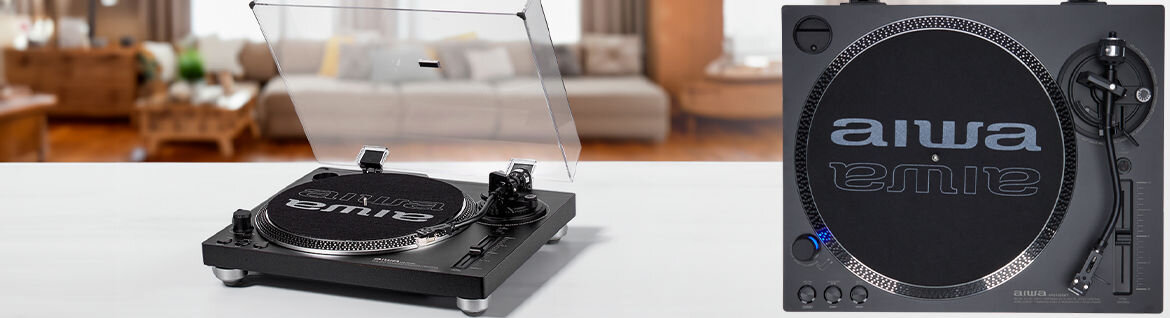 Gramofon AIWA APX-1200BT ramię typu S stroboskop regulacja dźwięku, gramofon po skosie z otwartą pokrywą na białym blacie
