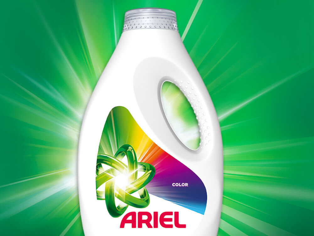 Płyn do prania ARIEL Color 4500 ml do kolorowych tkanin Biała butelka płynu do prania Ariel Color z zielonym symbolem atomu na tle rozchodzących się promieni świetlnych