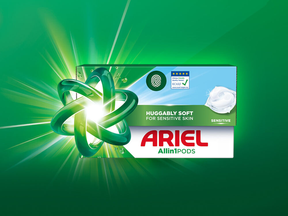Kapsułki do prania ARIEL All In 1 Pods Sensitive - 44 szt. Opakowanie kapsułek do prania Ariel Allin1 Pods Sensitive na zielonym tle, z informacją Huggably Soft for Sensitive Skin oraz certyfikatem ECARF dla skóry wrażliwej.