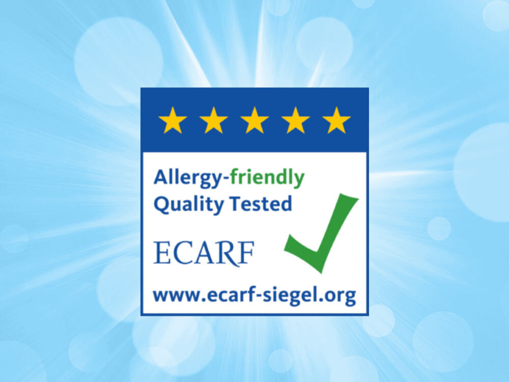 Kapsułki do prania ARIEL All In 1 Pods Sensitive - 44 szt. Certyfikat ECARF Allergy-friendly Quality Tested przyznany produktom Ariel, potwierdzający bezpieczeństwo dla alergików na tle błękitnych promieni.