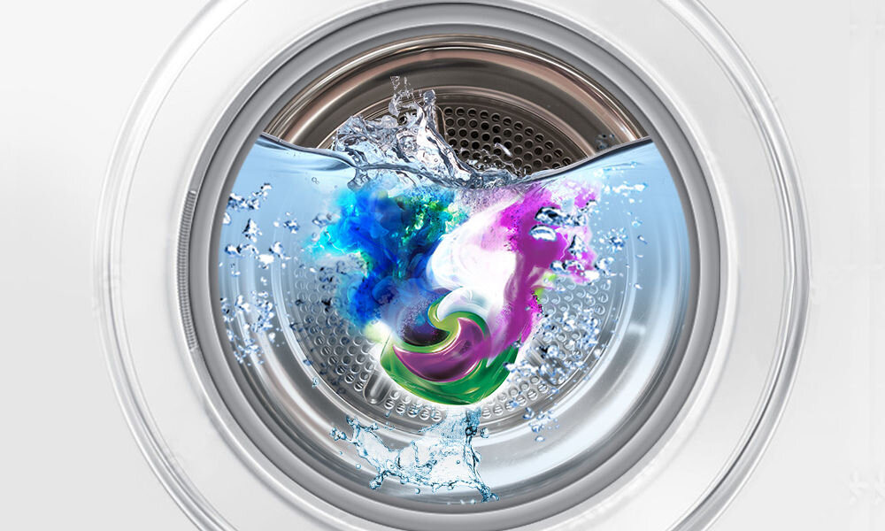 Kapsułki do prania ARIEL Touch Of Lenor Amethyst Flower - 38 szt. Rozpuszczanie kapsułki Ariel All-in-1 Pods+ z zapachem Lenor w wodzie, widoczna fioletowa i niebieska kompozycja detergentu.