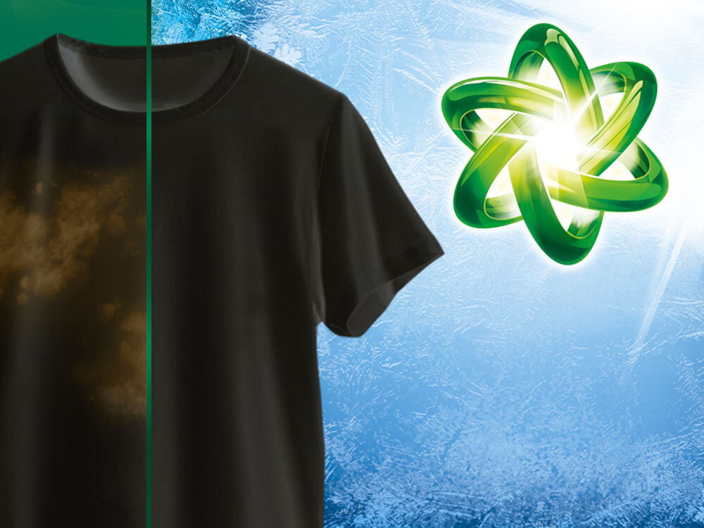 Kapsułki do prania ARIEL Extra Black Protection - 38 szt. Skuteczność kapsułek Ariel All-in-1 Pods+: biała koszulka z plamami z jedzenia po lewej i idealnie czysta tkanina po prawej stronie