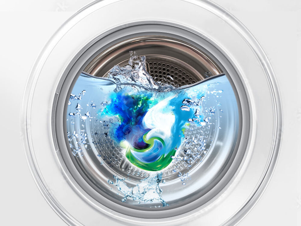 Kapsułki do prania ARIEL Touch Of Lenor Fresh Air - 38 szt. Rozpuszczanie kapsułki Ariel All-in-1 Pods+ z zapachem Lenor w wodzie, widoczna fioletowa i niebieska kompozycja detergentu.