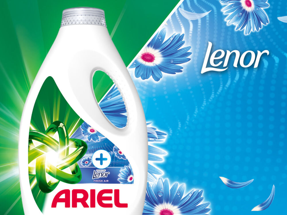Żel do prania ARIEL Touch of Lenor Fresh Air 2250 ml Uniwersalny Biała butelka żelu do prania Ariel z dodatkiem zapachu Lenor Fresh Air na tle niebieskich kwiatów