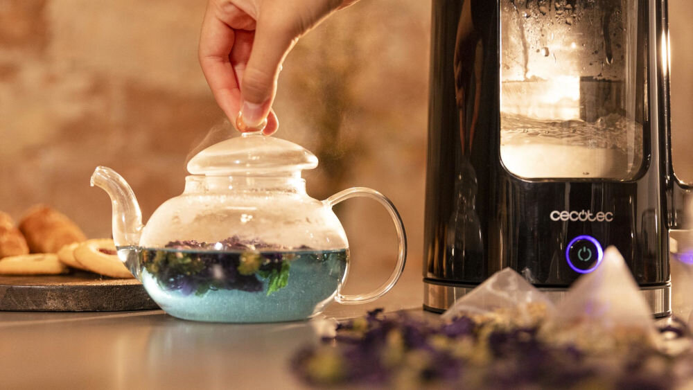 Czajnik CECOTEC ThermoSense 330 Glassy czarny czajnik przezroczysta szybka świecący przycisk osoba zamyka przeźroczysty dzbanek z niebieskim naparem z wysokiej jakości szkła borokrzemowego prezentuje się elegancko wyjątkowa trwałość odporny na nagłe zmiany temperatury oraz przebarwienia nie wchłania zapachów ani smaków świeżość estetyka 