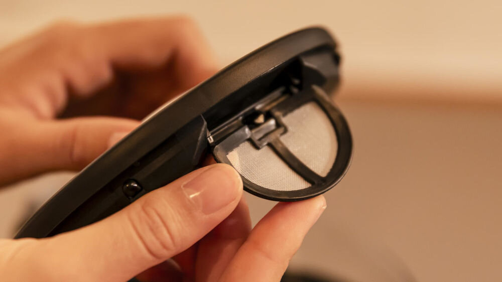 Czajnik CECOTEC ThermoSense 330 Glassy osoba trzyma pokrywkę czajnika biały filtr Zintegrowany filtr antywapienny bariera przed osadzaniem się kamienia dłużej zachowuje swoją wydajność czysty, świeży smak mały detal wielka różnica 