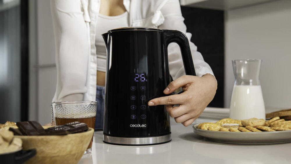 Czajnik CECOTEC Thermosense 800 Neo czarny czajnik wyświetlacz osoba wciska przycisk na obudowie obrotowa podstawa 360° dla osób prawo- i leworęcznych funkcja automatycznego wyłączania bezpieczeństwo wyłącza się samo po zagotowaniu wody cyfrowy wyświetlacz intuicyjny panel dotykowy obsługa jest bardzo prosta stylowy design praktyczne funkcje rytm współczesnej kuchni