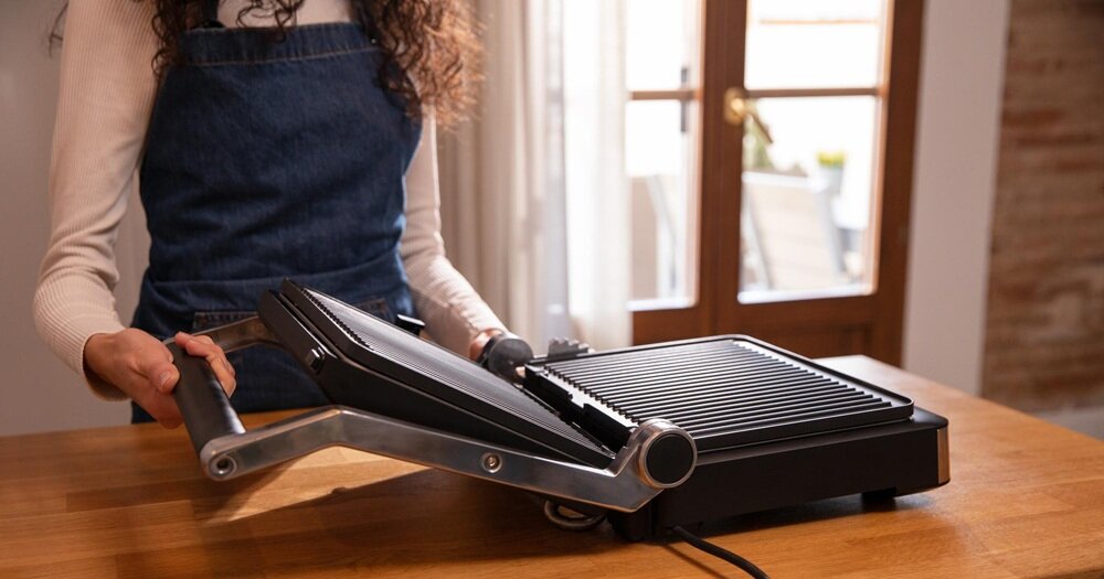 Grill elektryczny CECOTEC Rock’nGrill Dual można myć w zmywarce, możliwość wyjęcia płyt grzewczych, łatwe utrzymanie czystości