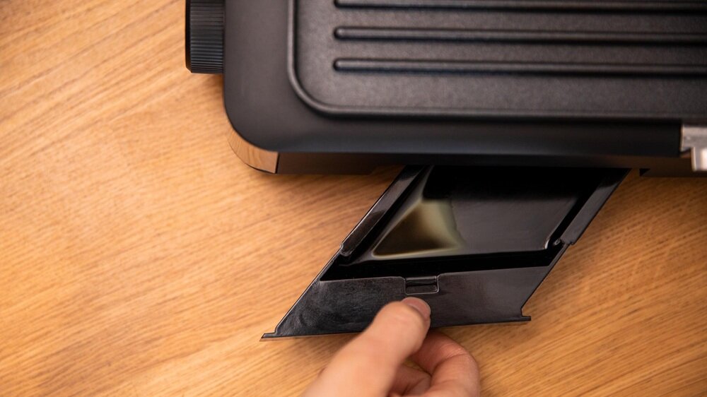 Grill elektryczny CECOTEC Rock’nGrill Dual tacka ociekowa na tłusszcz, zintegrowany system zlewania tłuszczu, łatwiejsze czyszczenie grilla