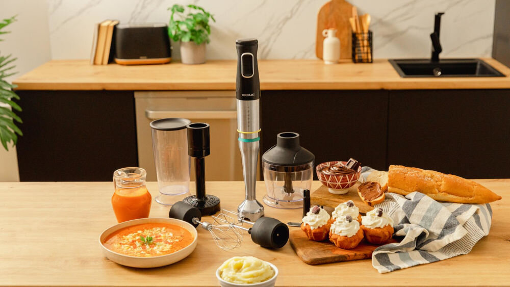 Blender CECOTEC Katana 15 Smash B precyzyjne rozdrabnianie czarno srebrny blender stoi na blacie obok leżą końcówki i pojemniki gotowe potrawy i wypieki 