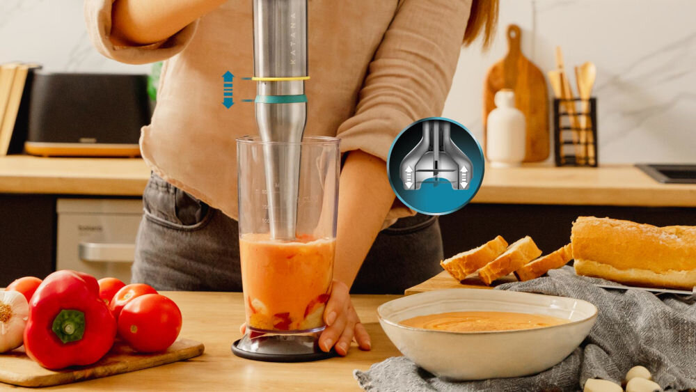 Blender CECOTEC Katana 15 Smash B przeźroczysty pojemnik osoba trzyma blender wewnątrz i rozdrabnia masę obrazek przedstawiający ruch urządzenia pionowa praca ostrzy zwiększa wydajność urządzenia precyzyjne rozdrabnianie i mieszanie składników unikalna konstrukcja szybkie, proste i efektywne blendowanie do współczesnej kuchni jakość wygoda oszczędność czasu