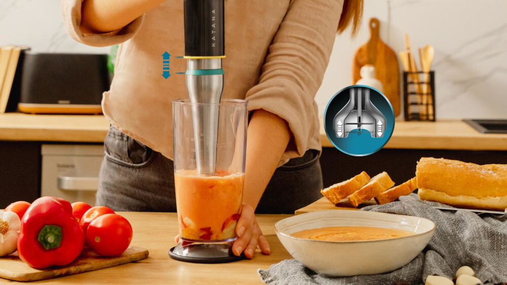 Blender CECOTEC Katana 15 TotalDestroy Smash B przeźroczysty pojemnik osoba trzyma blender wewnątrz i rozdrabnia masę obrazek przedstawiający ruch urządzenia pionowa praca ostrzy zwiększa wydajność urządzenia precyzyjne rozdrabnianie i mieszanie składników unikalna konstrukcja szybkie, proste i efektywne blendowanie do współczesnej kuchni jakość wygoda oszczędność czasu