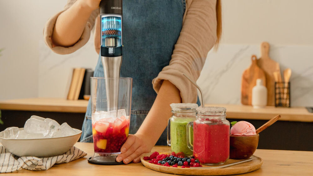 Blender CECOTEC Katana 15 TotalDestroy Full G Screen osoba trzyma w ręku blender blenduje zieloną zawartość w przeźroczystym pojemniku moc 1500 W nawet z twardymi składnikami kremowa zupa smoothie z mrożonych owoców domowy pasztet działa szybko i bez wysiłku efektywność wygoda pracy błyskawiczne działanie precyzja przetwarzania składników 