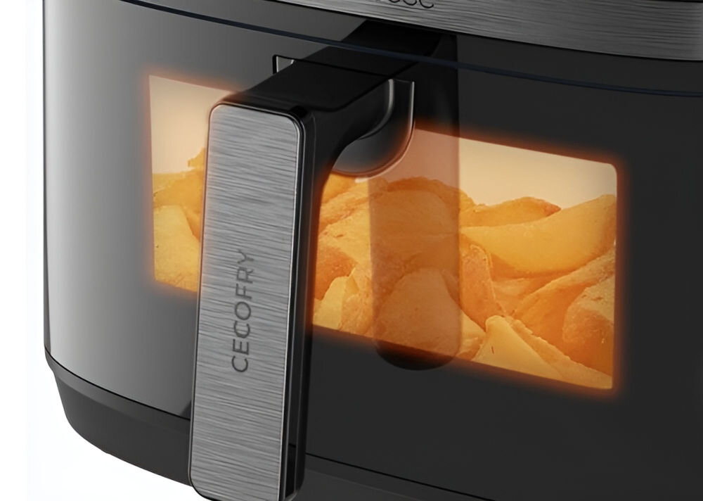 Air Fryer Frytkownica beztłuszczowa CECOTEC Cecofry&Grill Duoheat 8000 zbliżenie na okienko świecące w środku znajdują się ziemniaki czarna obudowa Panoramiczne okienko śledzenie procesu gotowania temperatura wewnątrz pozostaje stabilna Możliwość monitorowania jedzenia oszczędność czasu i energii