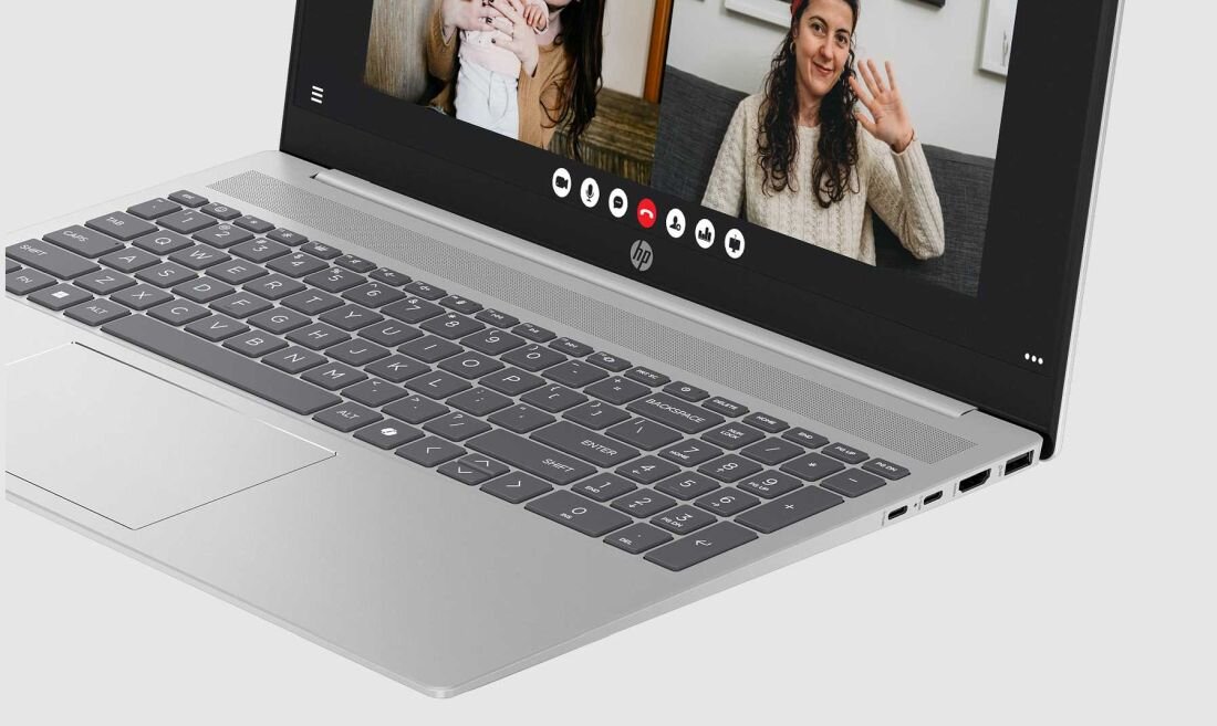 Laptop HP Pavilion 16 w srebrnej obudowie podczas wideokonferencji, na ekranie kobieta w beżowym swetrze machająca ręką, widoczny panel sterowania połączenia z logo HP, podkreślający funkcje Wi-Fi 6E i komunikacji online. - Karta Wi-Fi 6E, Bluetooth 5.3