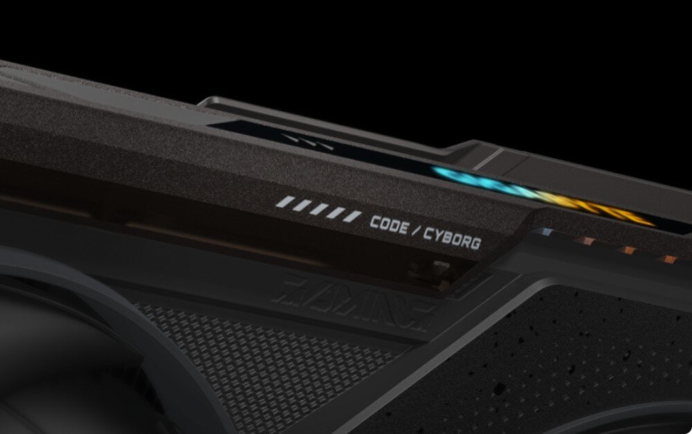 Karta graficzna GIGABYTE Radeon RX 9070 XT Gaming OC 16GB Zbliżenie na boczną krawędź karty graficznej z napisem 'CODE / CYBORG' i elementem świetlnym, podświetlenie, kolory, efekty, synchronizacja