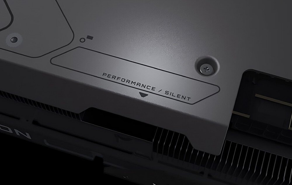Karta graficzna GIGABYTE Radeon RX 9070 XT Gaming OC 16GB Widok tylnej części karty graficznej z przełącznikiem trybu 'Performance / Silent' na metalowej osłonie, metalowy backplate, funkcja Dual BIOS