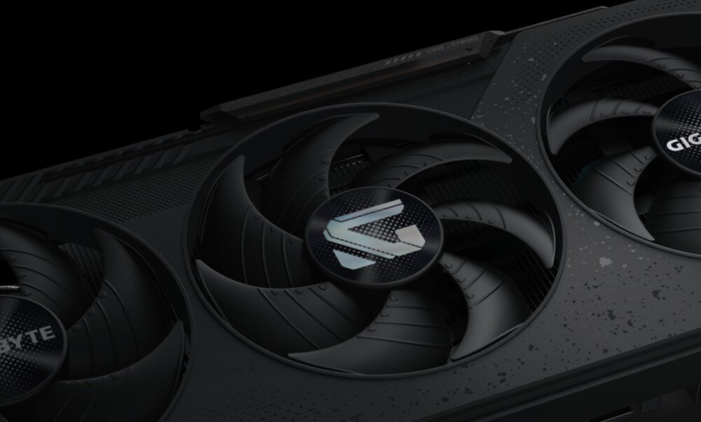 Karta graficzna GIGABYTE Radeon RX 9070 Gaming OC 16GB Zbliżenie na środkowy wentylator karty graficznej z podświetlanym logotypem, wygląd, obudowa, konstrukcja