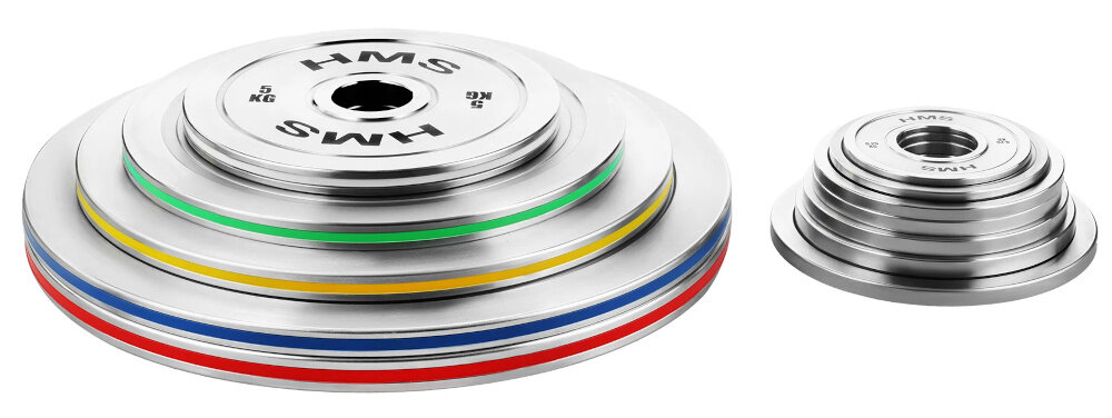 Obciążenie HMS TOS50 (5 kg) zestaw obciążeń ustawionych jedno na drugim w dwóch stosach białe tło kolorowy pasek na brzegu zgodny z międzynarodowymi normami olimpijskimi szybka identyfikacja wagi wyraźne białe oznaczenie