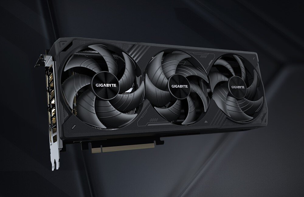 Karta graficzna GIGABYTE GeForce RTX 5080 Windforce SFF 16GB Ujęcie karty graficznej z trzema dużymi wentylatorami na tle ciemnego tła, widoczne logo producenta na każdym z wentylatorów, opis