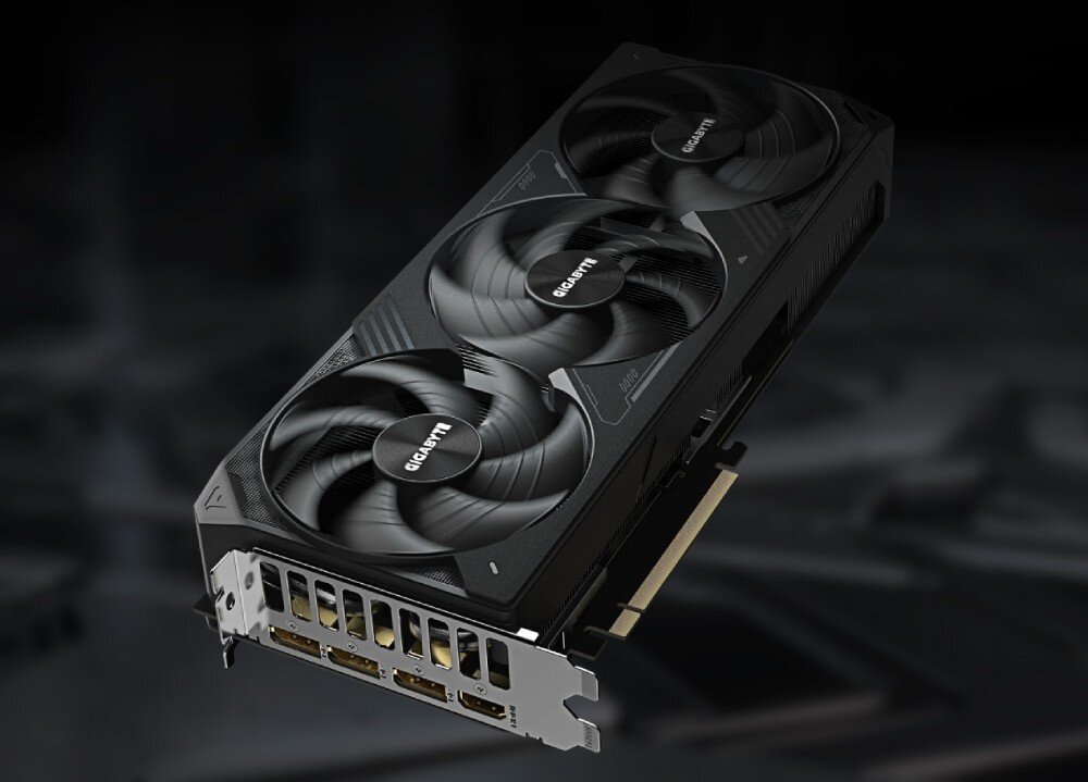 Karta graficzna GIGABYTE GeForce RTX 5080 Windforce SFF 16GB Karta graficzna z trzema wentylatorami w ujęciu z prawej strony, widoczny aluminiowy radiator oraz panel ze złączami wideo, tryb półpasywny, pasta termoprzewodząca