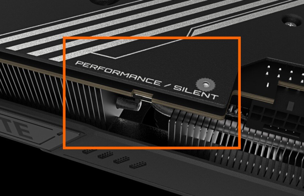 Karta graficzna GIGABYTE GeForce RTX 5080 Windforce SFF 16GB Zbliżenie na fragment tylnej części karty graficznej, widoczny napis 'PERFORMANCE / SILENT', fragment radiatora oraz fragment złącza zasilania, układ graficzny, rdzenie CUDA, pamięć, tryby