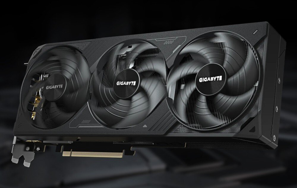 Karta graficzna GIGABYTE GeForce RTX 5070 Ti Windforce SFF 16GB DLSS 4 Widok karty graficznej z innej perspektywy, ukazujący grubość i konstrukcję systemu chłodzenia. Wentylatory mają aerodynamiczny kształt, a obudowa utrzymana jest w jednolitym czarnym kolorze