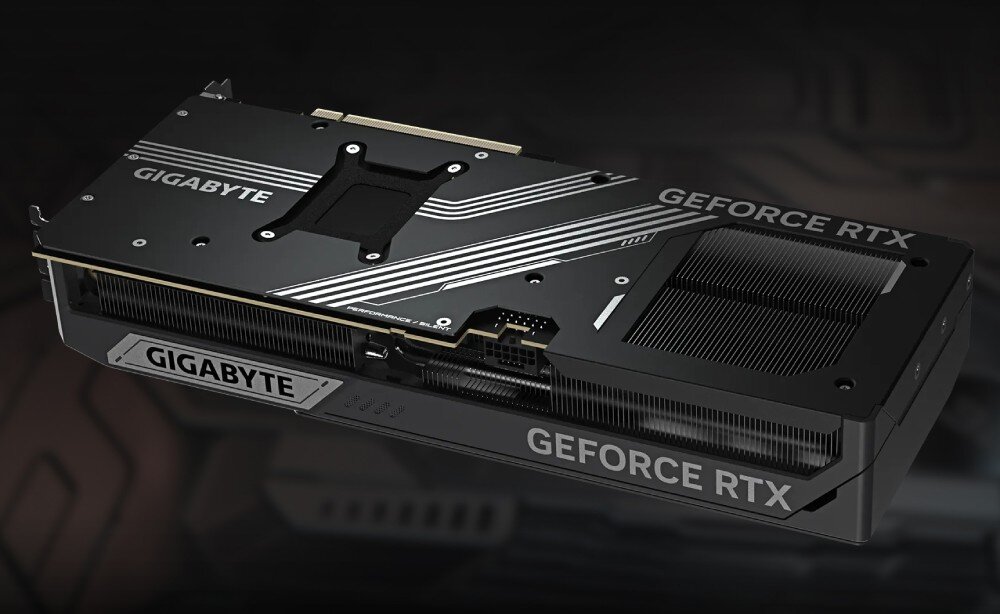 Karta graficzna GIGABYTE GeForce RTX 5070 Ti Windforce SFF 16GB DLSS 4 Metalowa osłona ochronna karty z logo Gigabyte i oznaczeniami GeForce RTX. Wyróżniają się żłobienia poprawiające sztywność konstrukcji oraz otwory wentylacyjne wspierające odprowadzanie ciepła