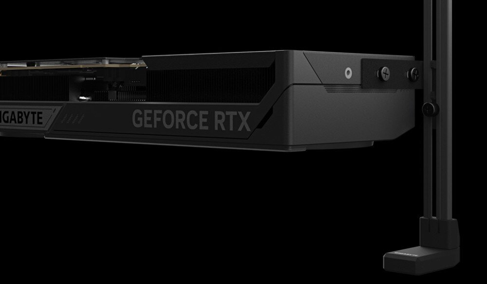 Karta graficzna GIGABYTE GeForce RTX 5070 Ti Windforce SFF 16GB DLSS 4 Widok z boku na konstrukcję karty graficznej zamocowanej w obudowie. Dodatkowy uchwyt stabilizujący zapobiega opadaniu ciężkiej karty, poprawiając jej montaż i wygląd całego zestawu
