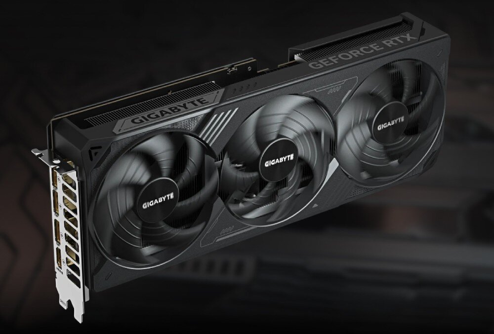 Karta graficzna GIGABYTE GeForce RTX 5070 Ti Windforce SFF 16GB DLSS 4 Ujęcie pod kątem, pokazujące porty wyjściowe karty, w tym trzy DisplayPort 2.1b oraz jedno HDMI 2.1b. Widoczna także struktura wentylatorów i ogólny design urządzenia