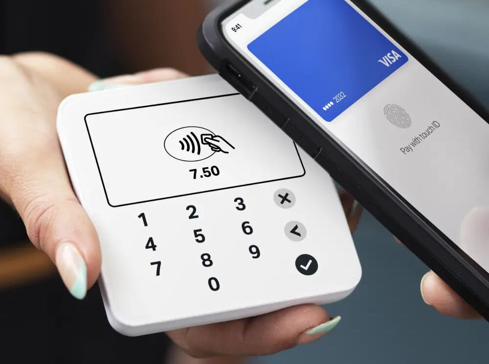 Terminal płatniczy SUMUP Solo Lite Bluetooth prezentacja urządzenia podczas korzystania osoba zbliżająca telefon do terminala karty chipowe zbliżeniowe mobilne metody Apple Pay Google Pay elastyczność wygoda szybkość obsługi