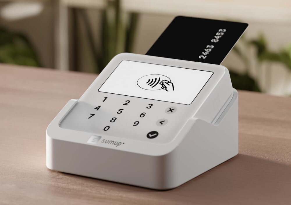 Terminal płatniczy SUMUP Solo Lite Bundle Bluetooth prezentacja urządzenia podczas korzystania karta włożona do terminala na blacie