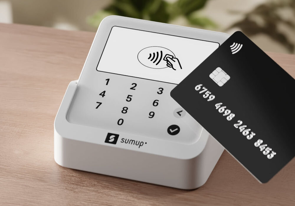 Terminal płatniczy SUMUP Solo Lite Bundle Bluetooth prezentacja urządzenia i zbliżonej karty na blacie karty chipowe zbliżeniowe mobilne metody Apple Pay Google Pay elastyczność wygoda szybkość obsługi