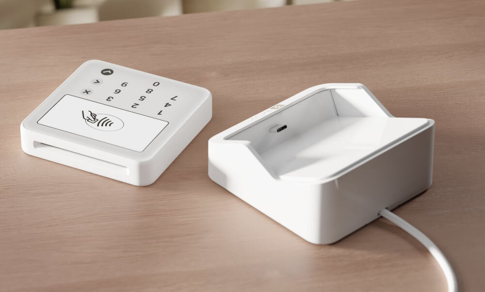 Terminal płatniczy SUMUP Solo Lite Bundle Bluetooth prezentacja terminala i stacji ładowania na blacie ciągła praca stacja ładująca elegancka podstawka