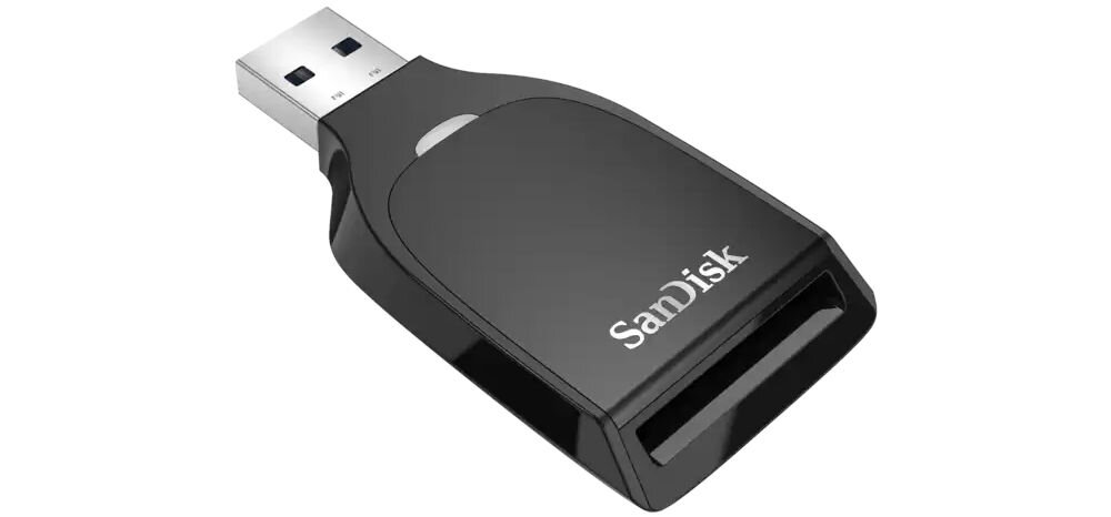 Czytnik kart SANDISK QuickFlow USB-A Czarny prezentacja czytnika na białym tle od strony wejścia na kartę szybkie odczyty z kart SanDisk Extreme PRO UHS-I wyższe prędkości niż standardowe 104 MB/s do 250 MB/s skrócenie czasu