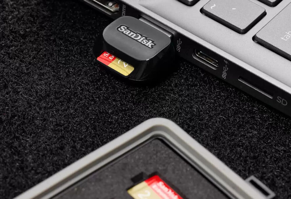 Czytnik kart SANDISK QuickFlow Czarny prezentacja czytnika wpiętego do laptopa szybki czytnik danych dla twórców treści