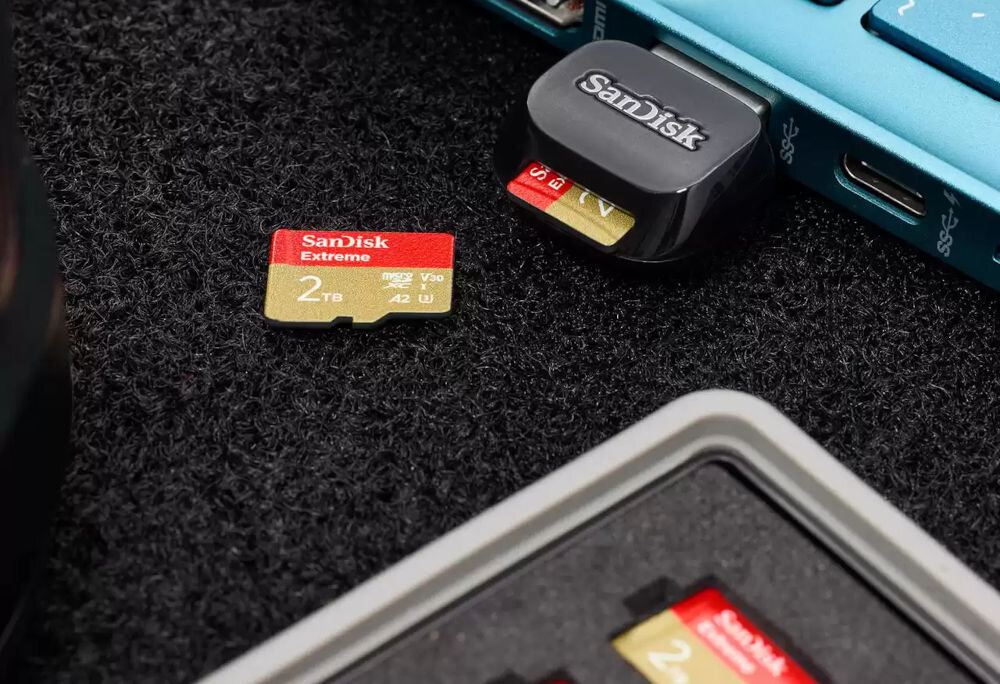 Czytnik kart SANDISK QuickFlow Czarny prezentacja czytnika wpiętego do laptopa mobilne rozwiązanie dla twórców szybkie zgranie materiału bezpośrednio po zakończonej sesji zdjęciowej efektywność działań