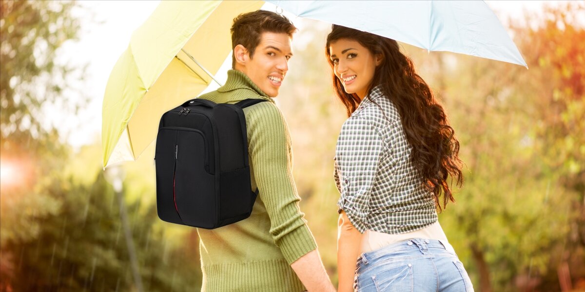 SAMSONITE Guardit plecak na plecach mężczyzny, w tle leśne środowisko