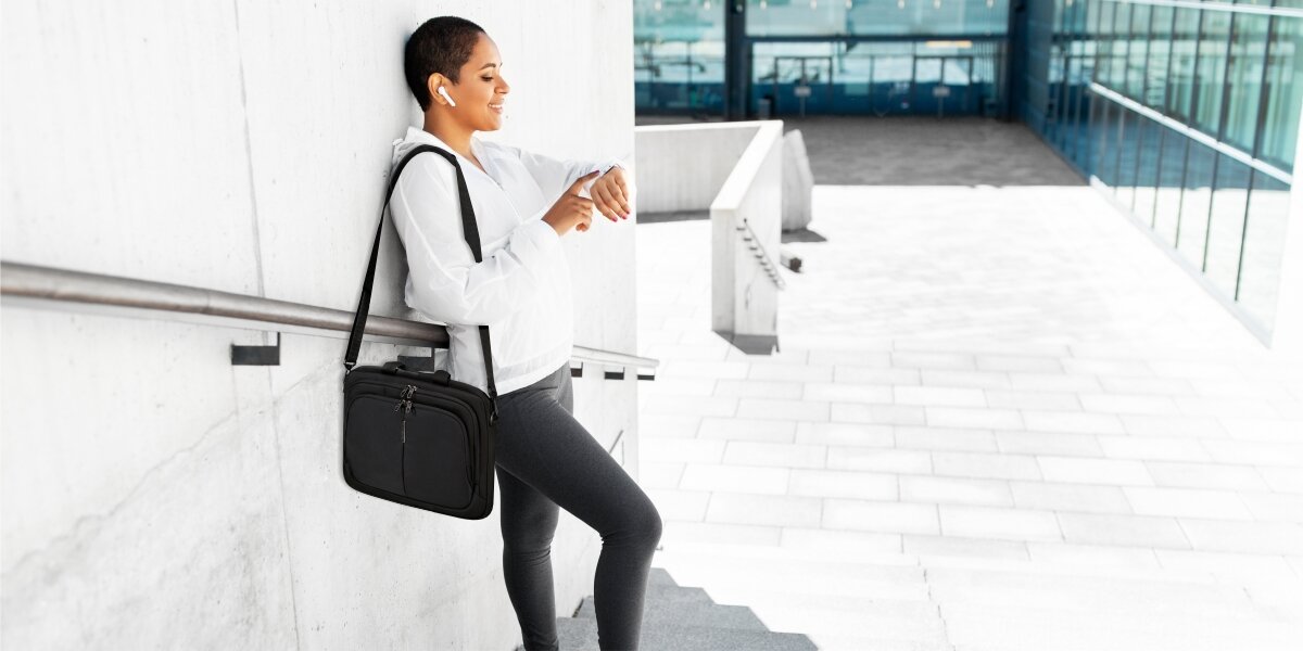 SAMSONITE Guardit torba założona na ramieniu kobiety