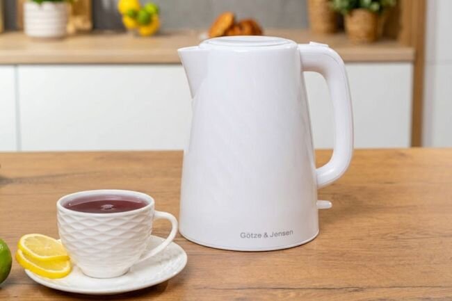 GÖTZE & JENSEN KT101W - czajnik na blacie obok herbata