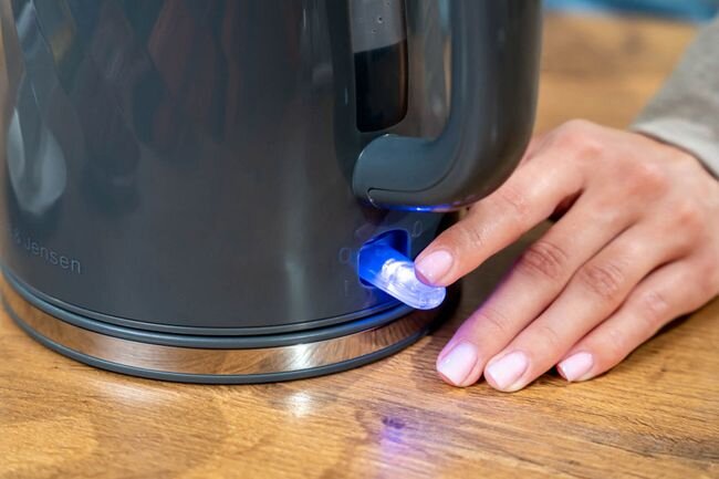 GÖTZE & JENSEN KT101W - zbliżenie na włącznik z podświetleniem