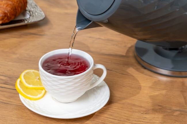 GÖTZE & JENSEN KT101W - czajnik podczas parzenia herbaty