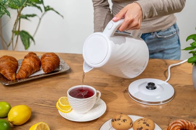 GÖTZE & JENSEN KT101W - czajnik w ręce podczas zaparzania herbaty