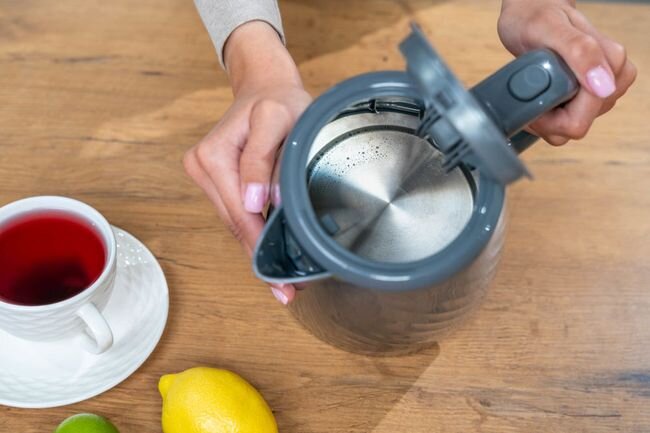 GÖTZE & JENSEN KT101W - wnętrze czajnika od góry