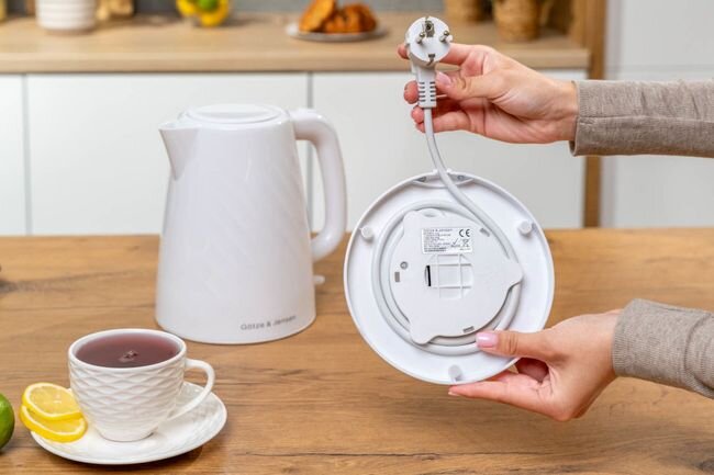 GÖTZE & JENSEN KT101W - podstawa od spodu z miejscem na kabel