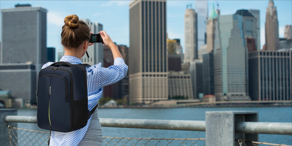 SAMSONITE Guardit plecak na plecach kobiety, widok na miasto