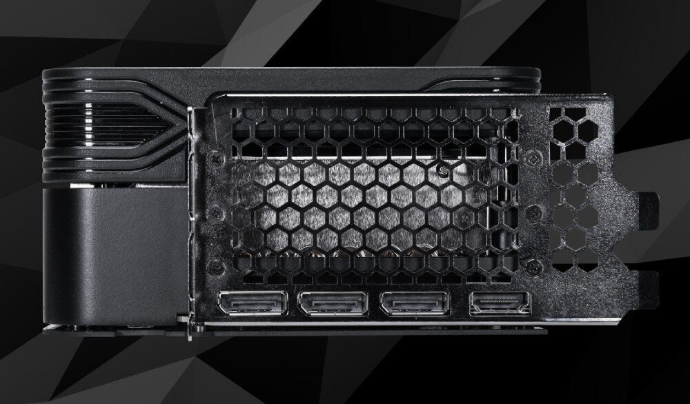 Karta graficzna PALIT GeForce RTX 5070 Ti GameRock OC 16GB Widok na panel wyjść wideo karty graficznej. Widać siatkowaną osłonę oraz cztery porty, z których trzy to DisplayPort, a jeden HDMI, złącze PCIe 5.0, porty, gniazda