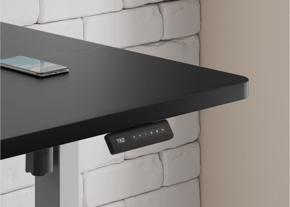 Biurko KENOKO Ibuki 160 x 80 cm Czarno-szary zbliżenie na panel sterowania w tle ceglana ściana system Memory Height zapisanie do czterech ulubionych ustawień szybkie przełączanie między pozycjami