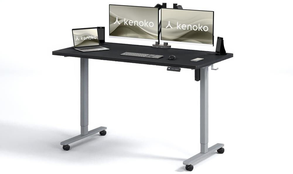 Biurko KENOKO Ibuki 160 x 80 cm Czarno-szary prezentacja biurka na białym tle pod kątem na biurku monitory i akcesoria funkcjonalność biurko elektryczne praca w dużej przestrzeni