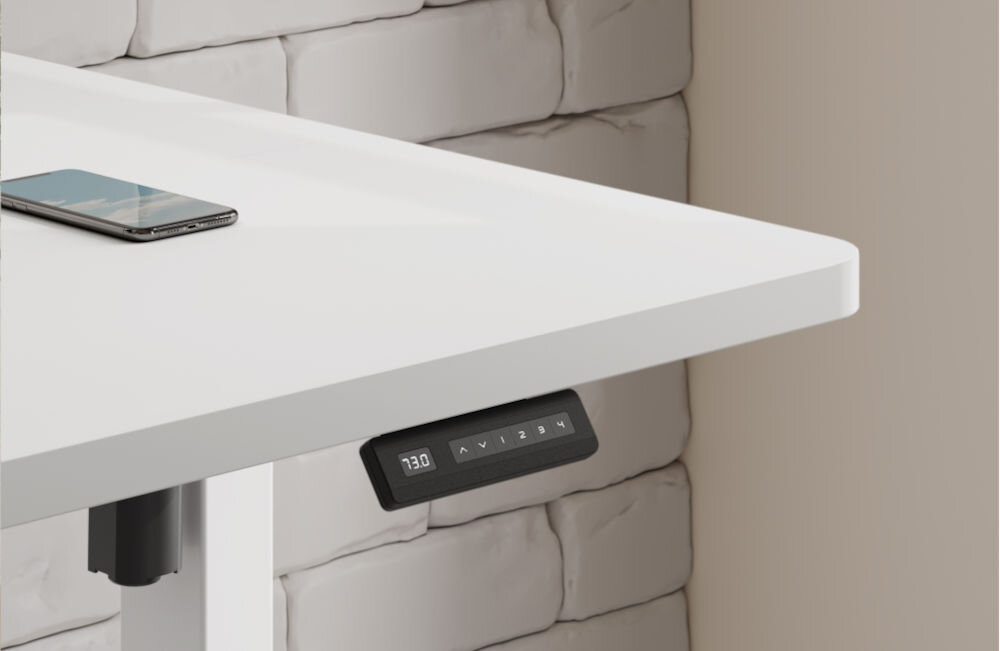 Biurko KENOKO Ibuki 160 x 80 cm Biały zbliżenie na panel sterowania w tle ceglana ściana system Memory Height zapisanie do czterech ulubionych ustawień szybkie przełączanie między pozycjami